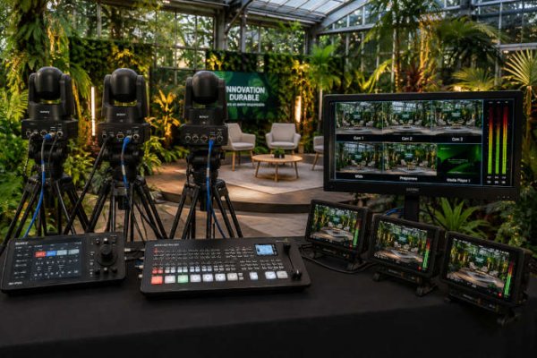 R&eacute;gie de captation 4K avec trois cam&eacute;ras PTZ Sony sur un plateau install&eacute; dans une serre tropicale