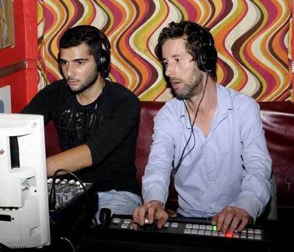 Dans un coin d'un bar lors d'un concert